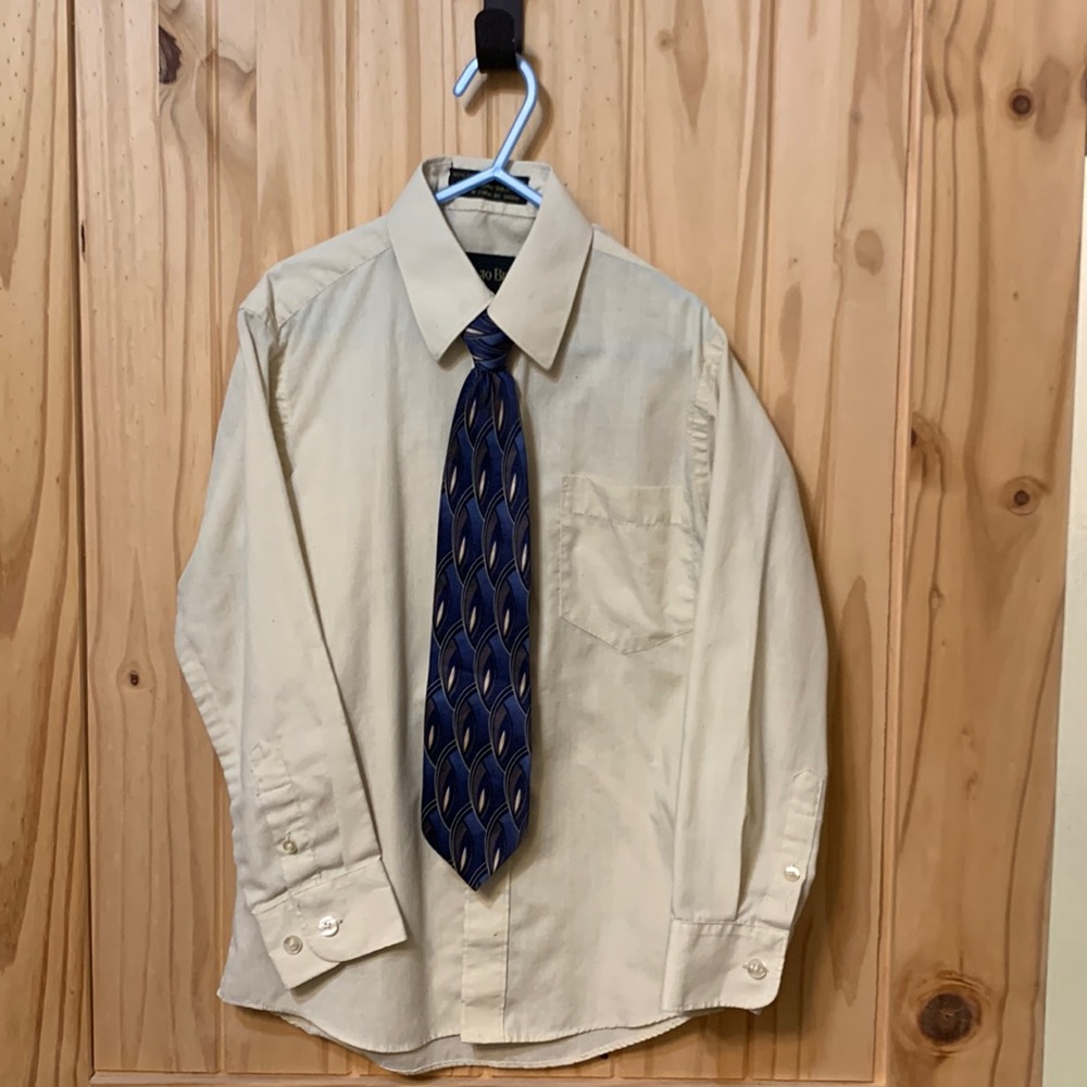 Giorgio Bissoni, boys size 8, cream colored button down shirt with tie‎